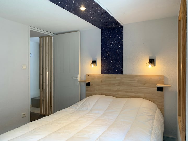 第二间卧室通过一扇门关闭。 里面有一个衣橱和一个挂衣架。 窗户俯瞰山坡的南面。