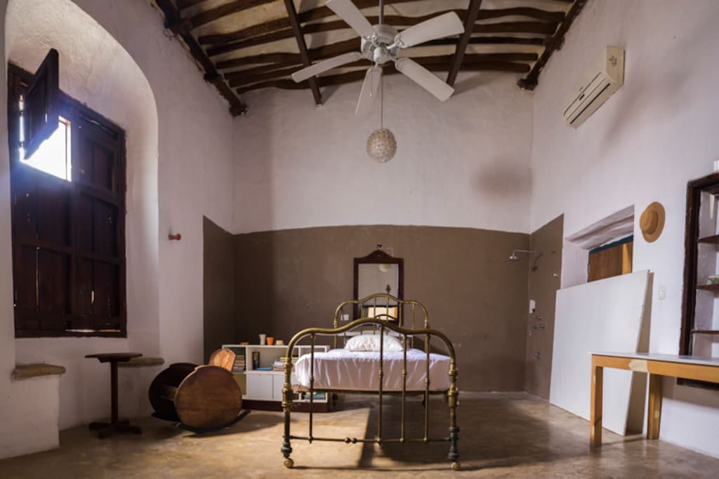 LA HABITACIÓN CUENTA CON CAMA KING SIZE Y UNA INDIVIDUAL