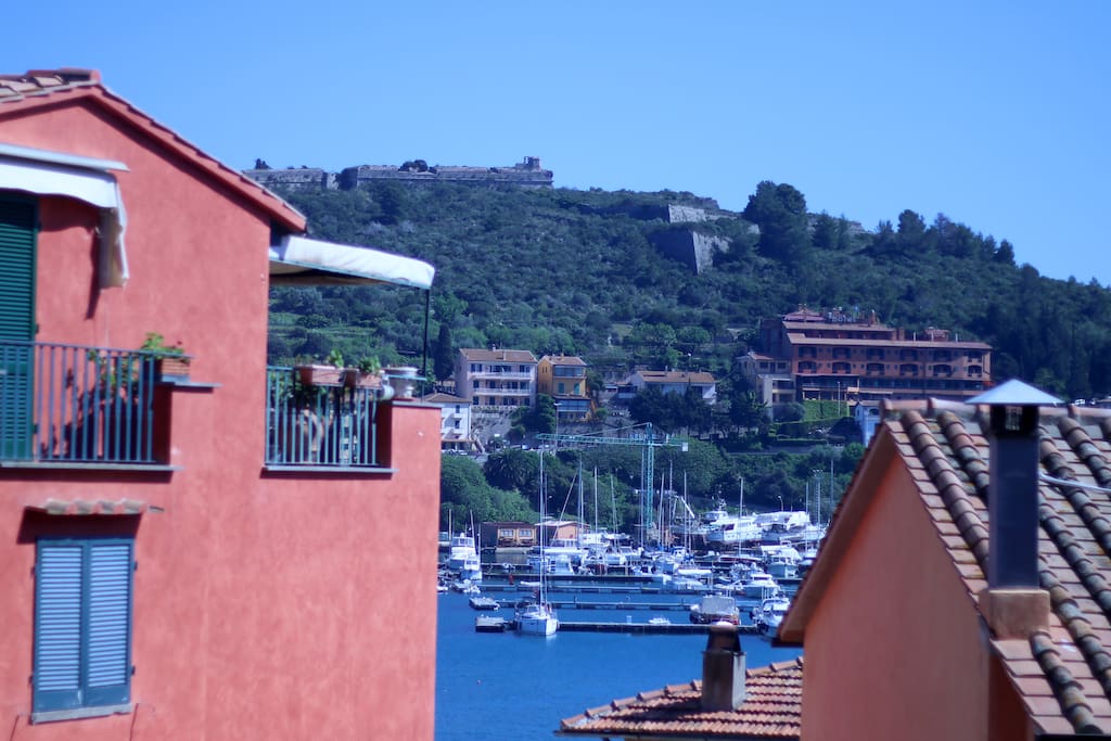 vista dalla camera da letto: il porto in primo piano e la Rocca spagnola sullo sfondo.