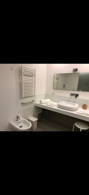 Un bagno che Vi farà sentire a casa e rendere piacevoli le vostre docce nell’ampio box doccia !!