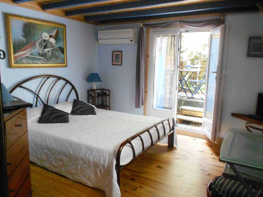 La chambre principale avec entrée privée