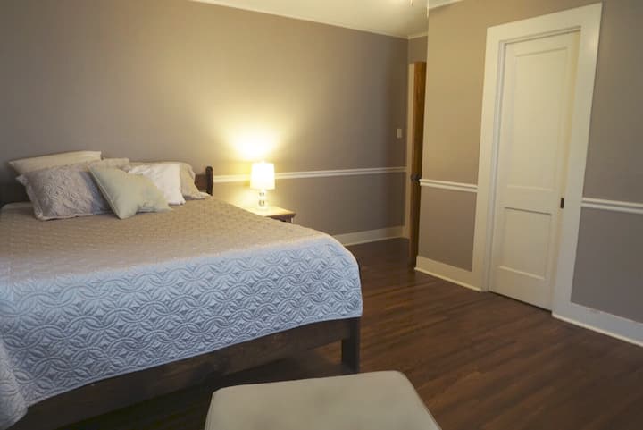 Private Room in Downtown Cottage