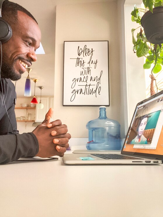 Show full-screen, host-provided image