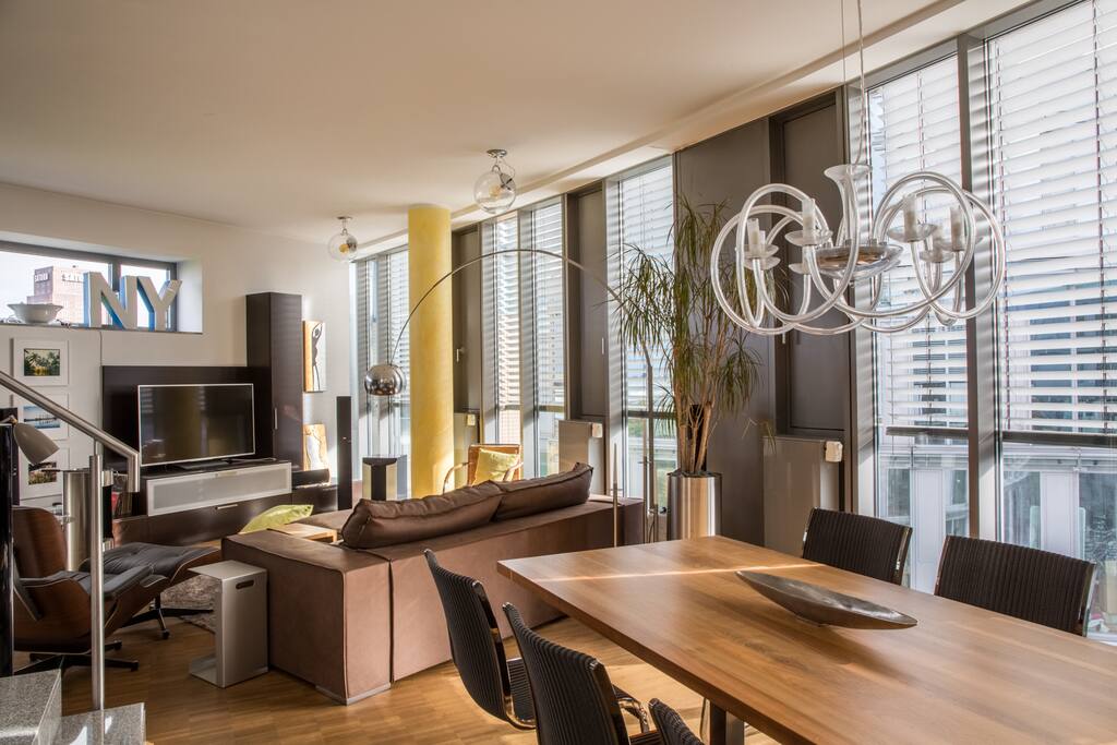 Blick auf die andere Seite des Wohnbereiches mit Designermöbeln und großem Flatscreen