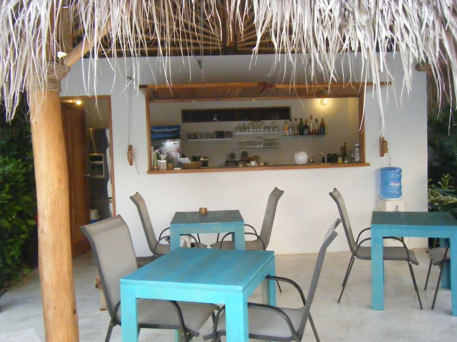 Le bar pour un petit déjeuner ou un apéritif devant la piscine