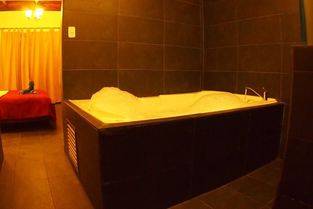 Jacuzzi in room - Jacuzzi en la habitación