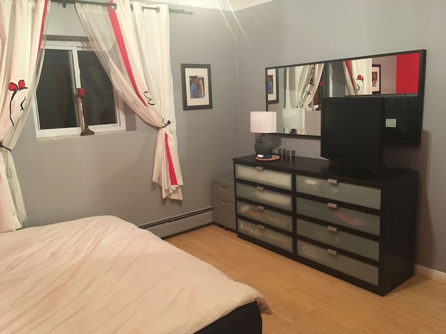 Relaxing minimalist ambiance, with ample storage space for your belongings.