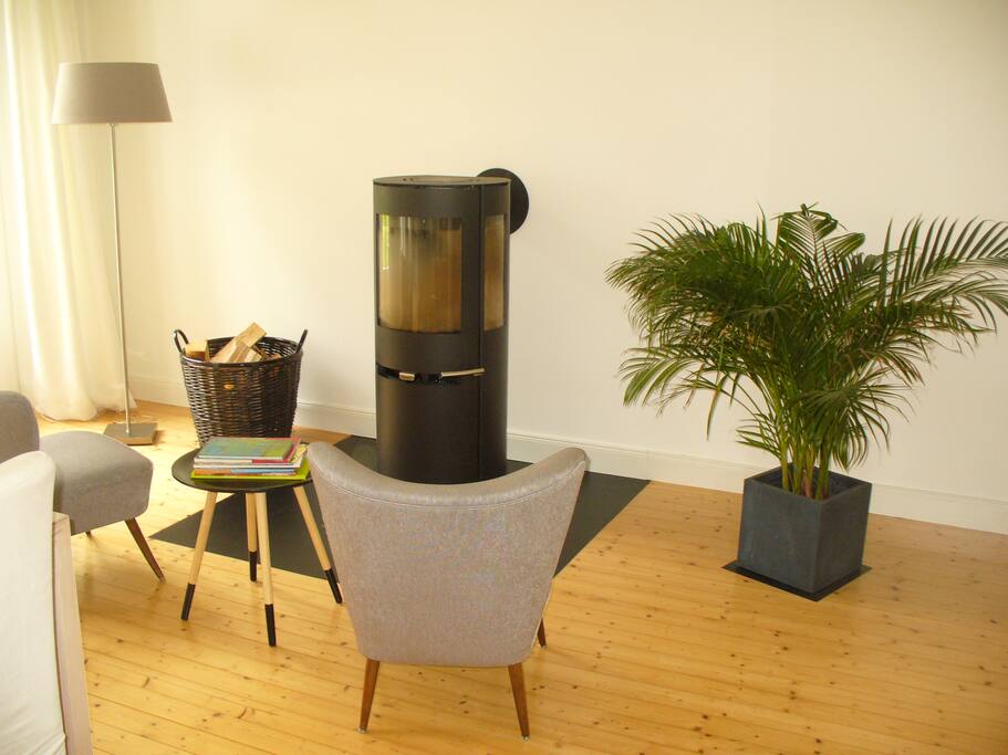 Kamin mit Sitzgelegenheit im Wohnzimmer