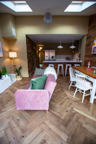 The Bee gallery image 5