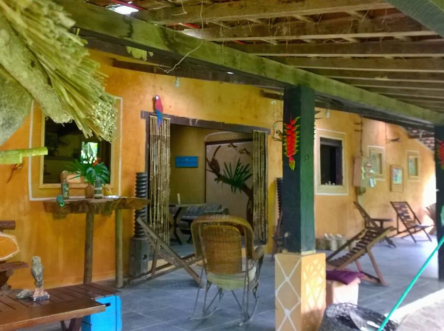 Sala de estar localizada na Casa da Floresta