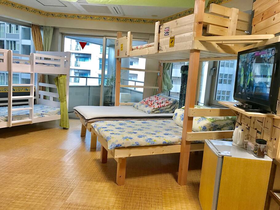 Private room with Balcony !!!
FAST WIFI
A/C HEATER
2 mins to Metro Line