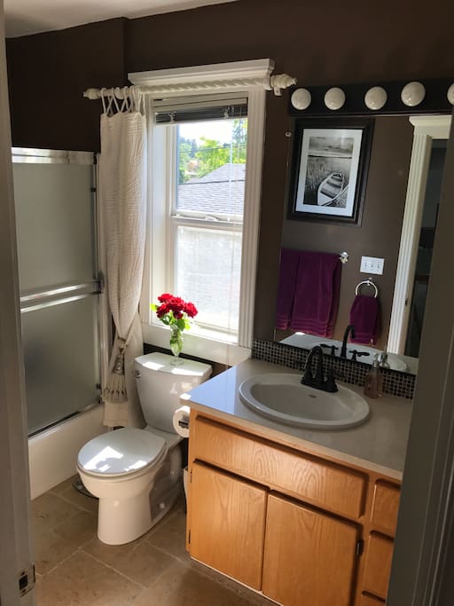 Bathroom with tub/shower
