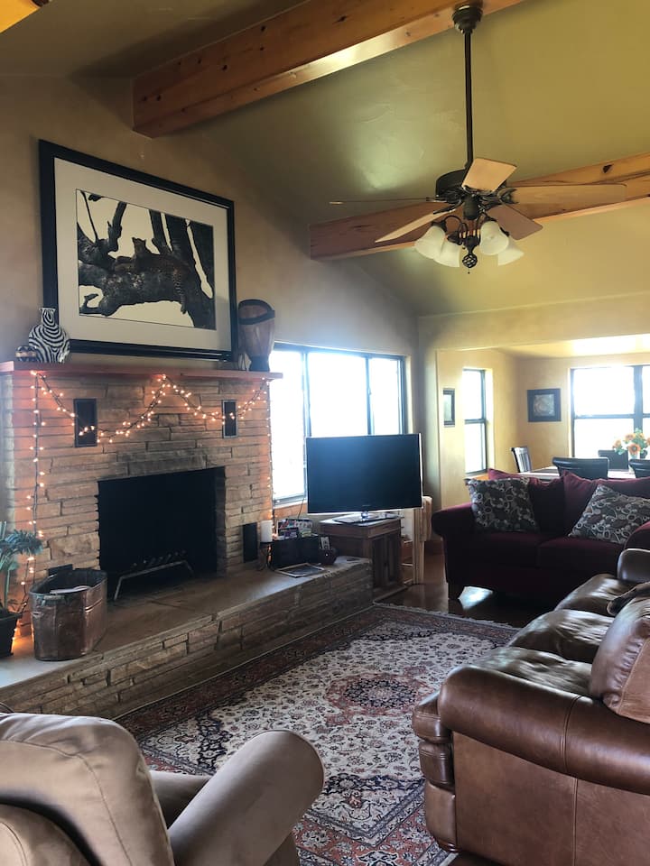 客厅配有拱形天花板，皮沙发，直播电视，手提地毯，座位充足，您可以欣赏山景乡村风

光开放式概念，配有厨房和餐厅，非常适合娱乐