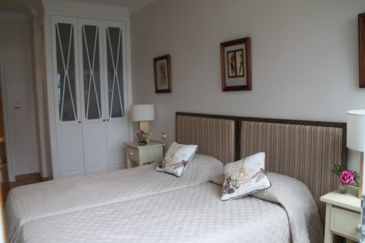 2 - ра стая с две единични легла.