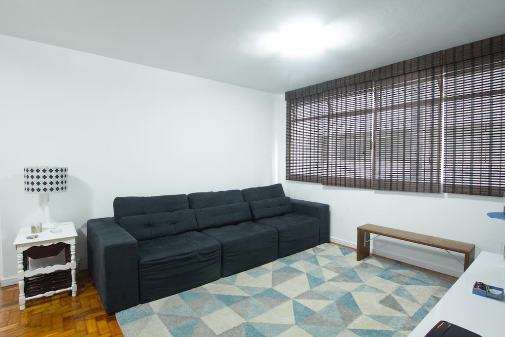 Sala de Estar com Smart TV 50". Uso compartilhado com os Proprietários. This is the living room. Smart TV 50"with cable TV (HD). Use with the owners.