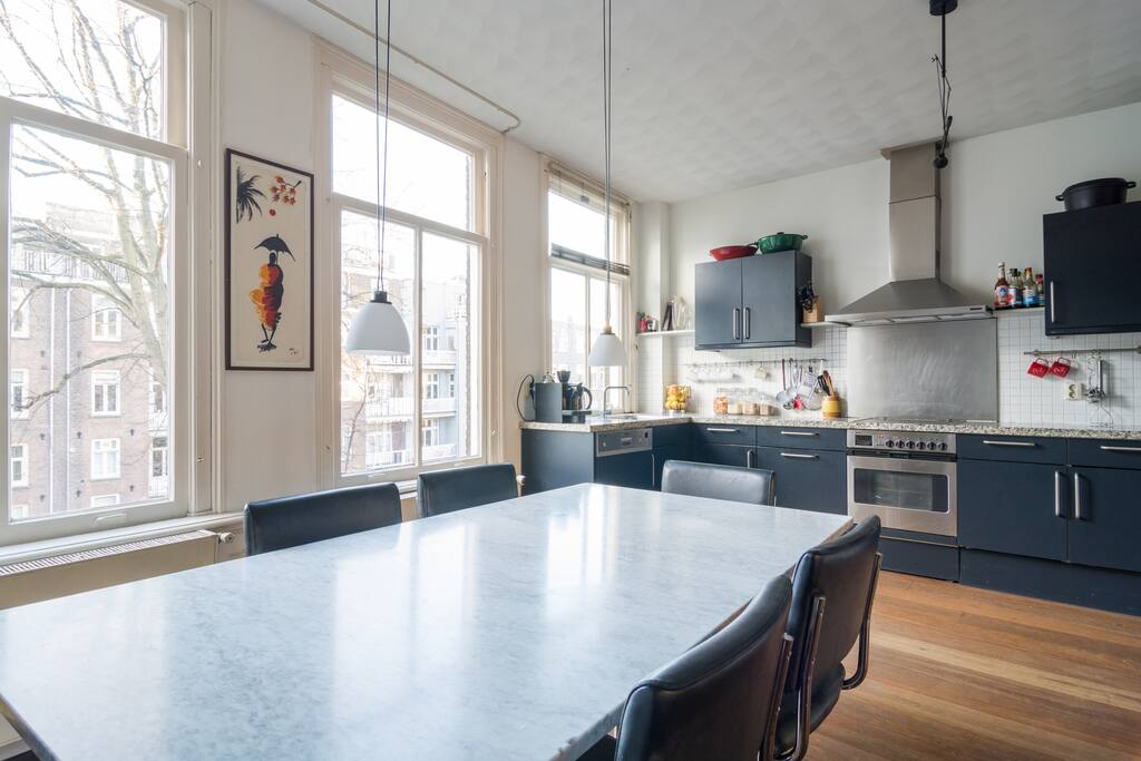 Lovely marble tafel seating a large group of friends and family