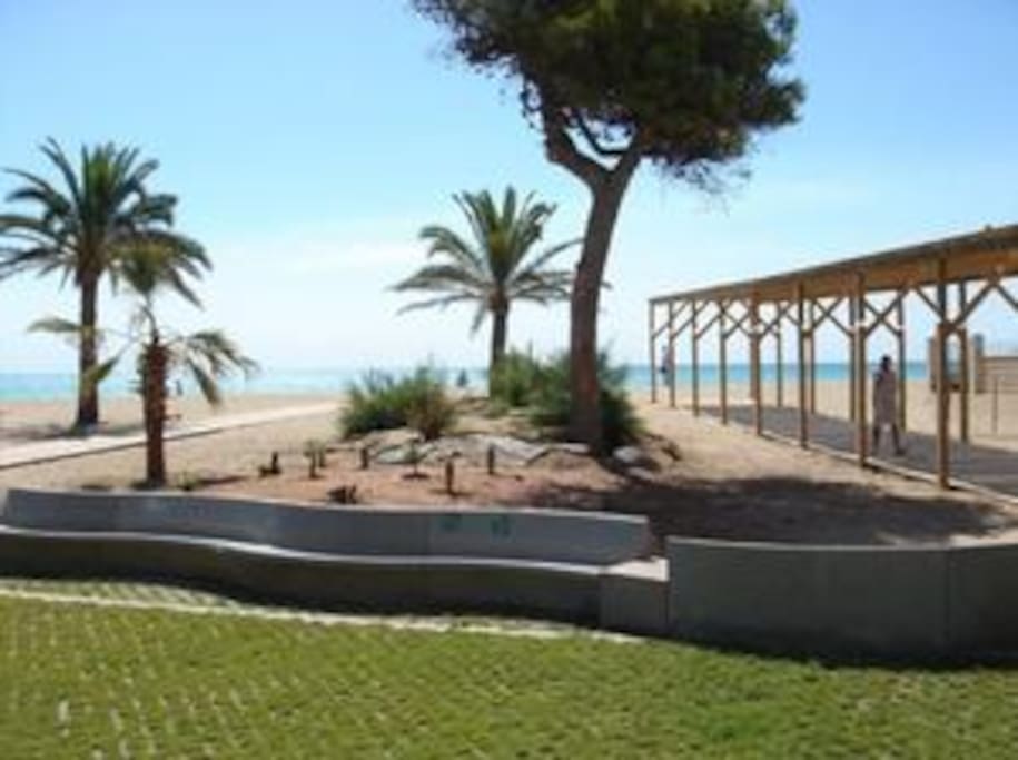 Parque en frente del apartamento, acceso a playa.