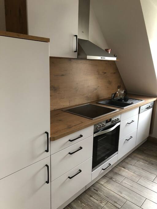 Neue hochwertige Küche mit Backofen und Geschirrspüler