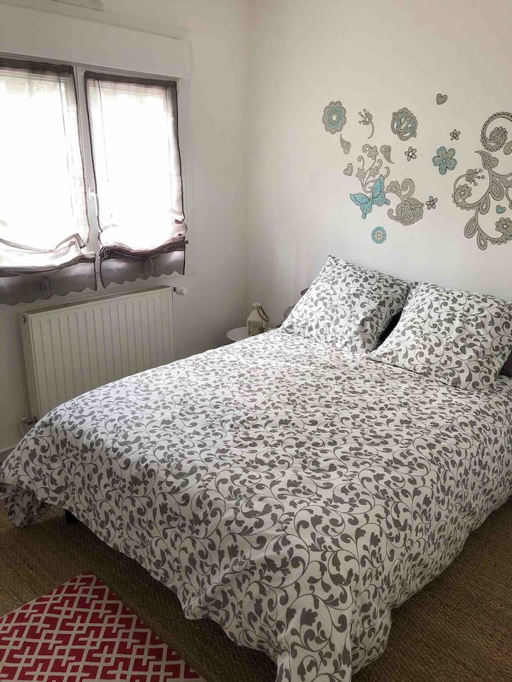 Kamer 7: op de vloer van de ruimte 'Maison de Lilly', kleedkamer , 1 tweepersoonsbed 