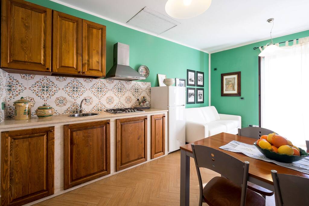 La cucina-soggiorno e (sullo sfondo) il comodo divano letto