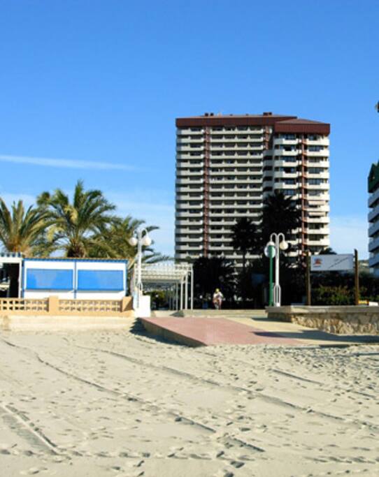 Vista del edificio desde la playa