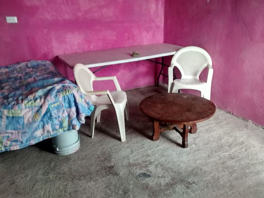 mesita de centro y mesa plegable , hasta 4 sillas