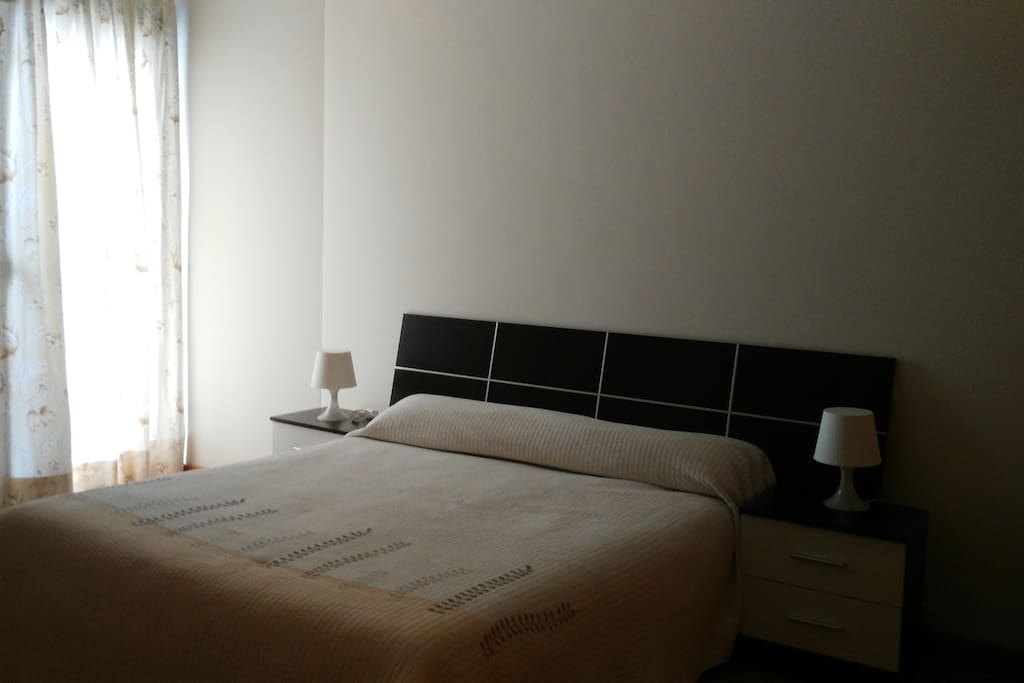Dormitorio con baño
