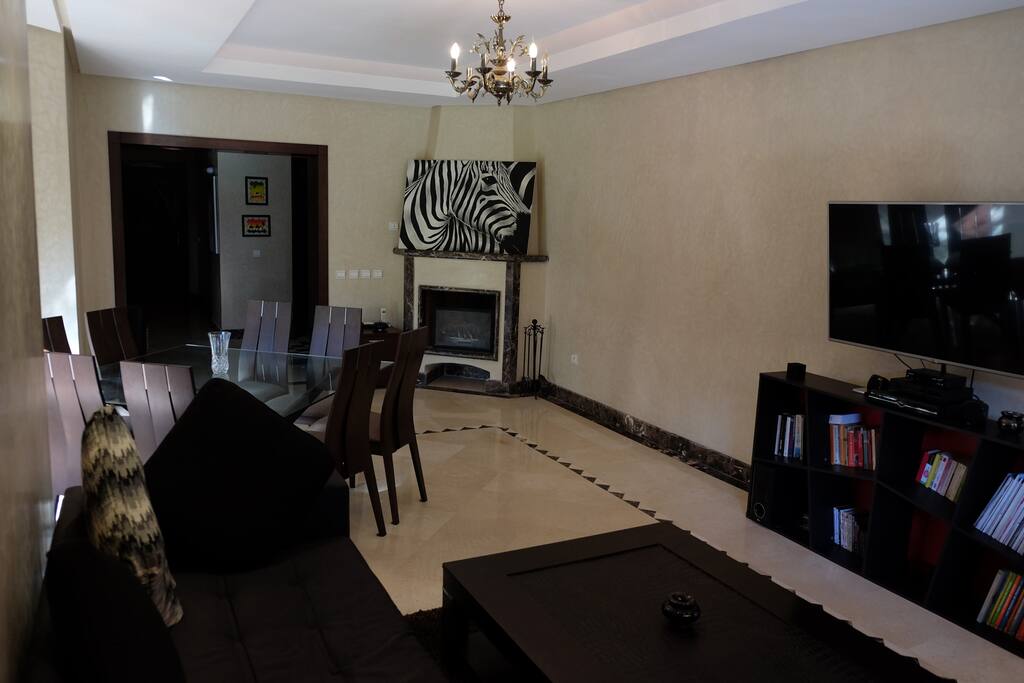 salon spacieux avec TV et salle à manger