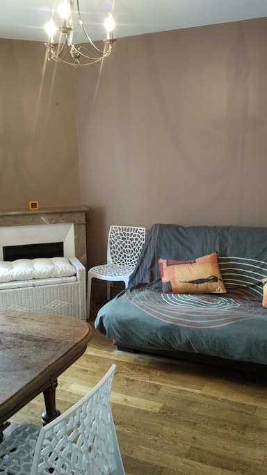 Pièce de séjour avec couchage (lit 2 places, bureau + PC, table , 2 chaises).