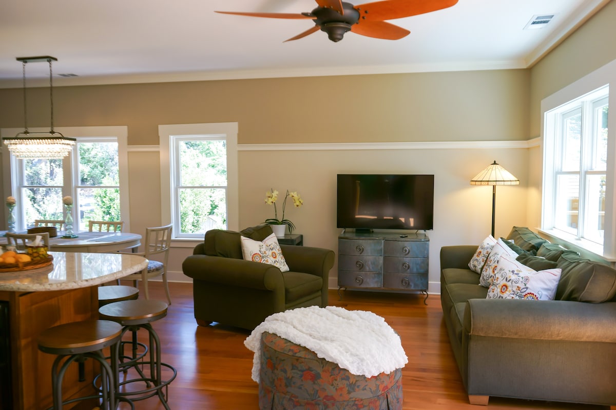 استرخ واستمتع بمشاهدة الترفيه على التلفزيون الذكي الجلوس على الأثاث المريح في الغرفة الرائعة 5.