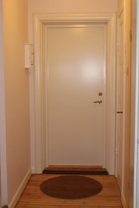 Egen ingång och direkt från lägenhetens trapphus samt egen liten hall.