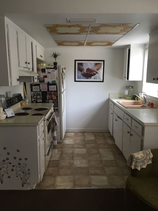 Kitchen: no automatic dishwasher, but you will have an unopened, new sponge and dish brush and soap to use for cleaning dishes daily.