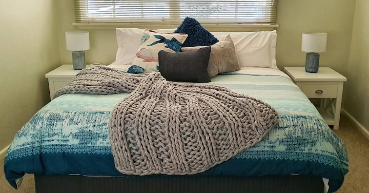 Втора спална соба со луксузен брачен кревет (широк 150-179 см)