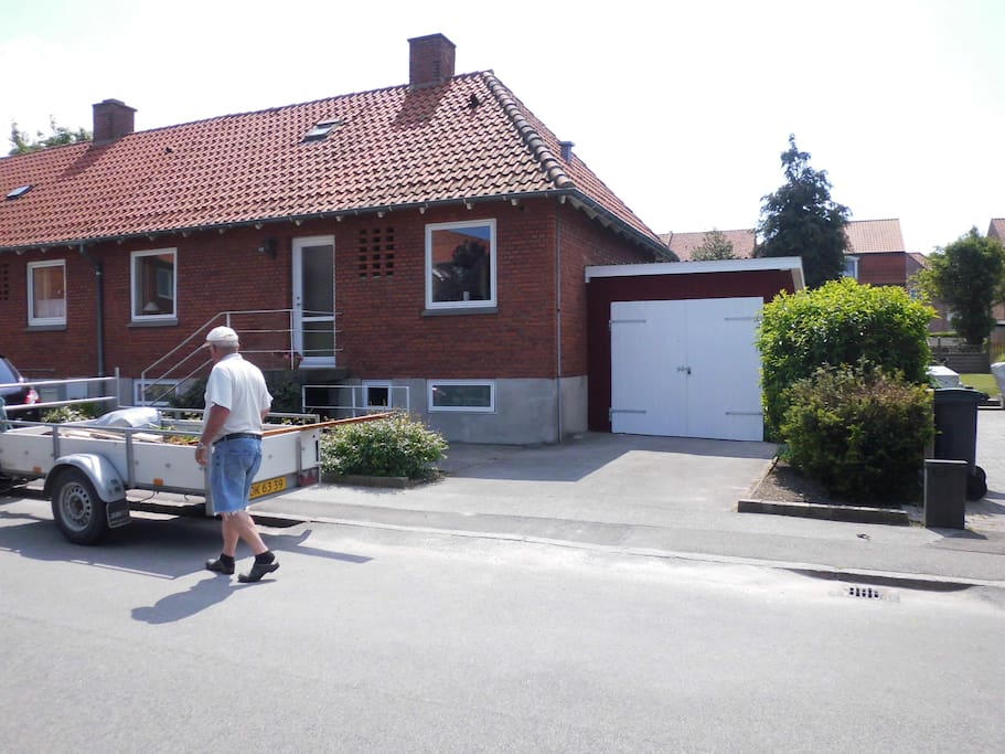 Parkering på grunden.