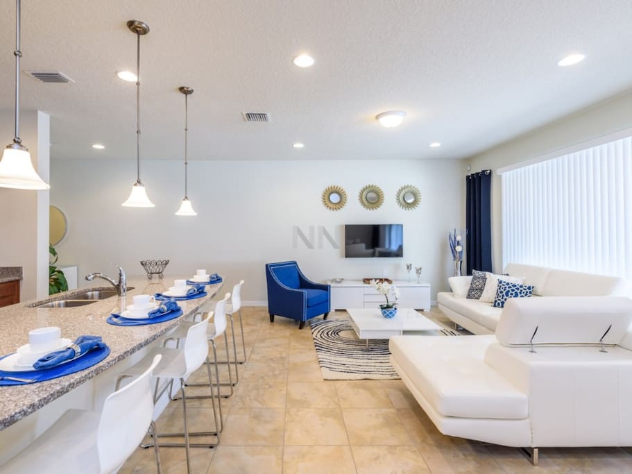 Couch,Furniture,Indoors,Room,Dining Table