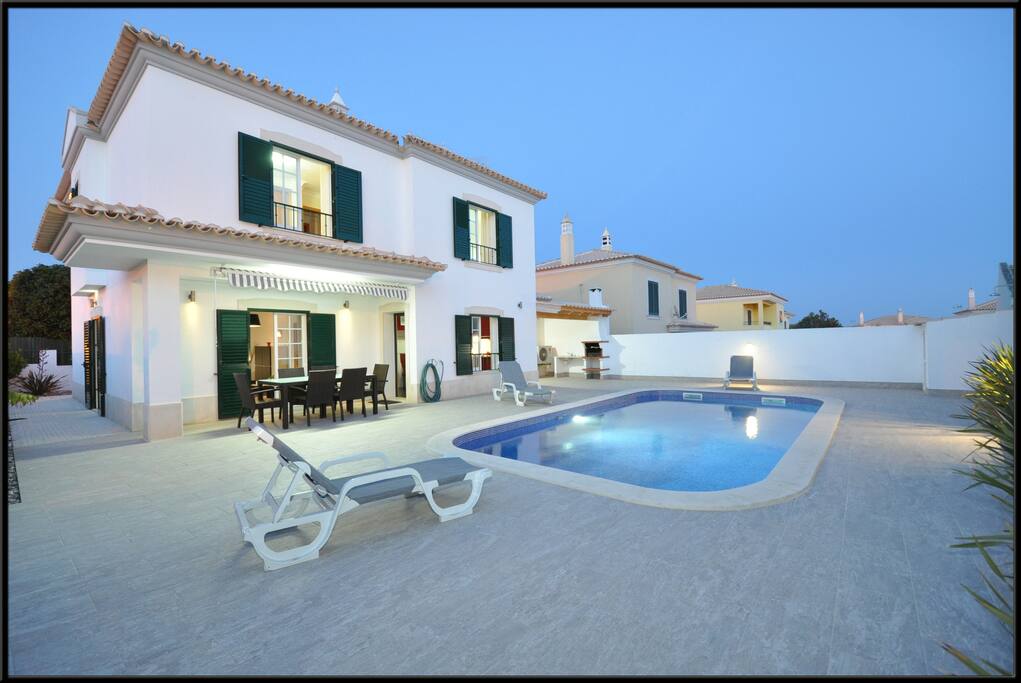 Vista Piscina e Fachada