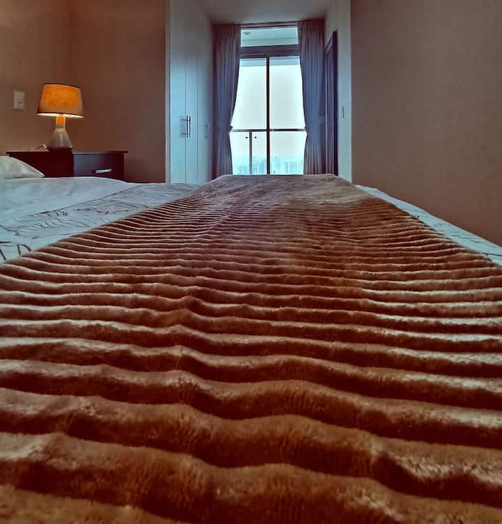 Bedroom with full size bed and Royal Prince Paraíso mattress. Spacious closet. Balcony access.