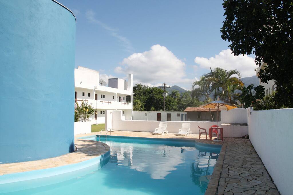 Piscina com vista para a Serra do Mar.