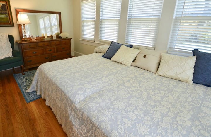 سرير منصة عملاق (مزدوجان جنبًا إلى جنب) 6 نوافذ ، 52 في مروحة السقف. أرضيات من البلوط. DirecTV