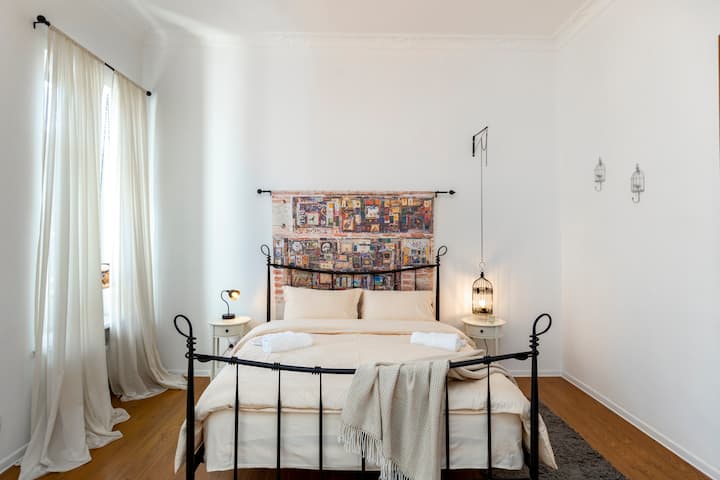 2. spavaća soba: Inspirirana Revazom (Rezo)

Prostorija puna svjetla sa starim balkonom u stilu Tbilisija.
