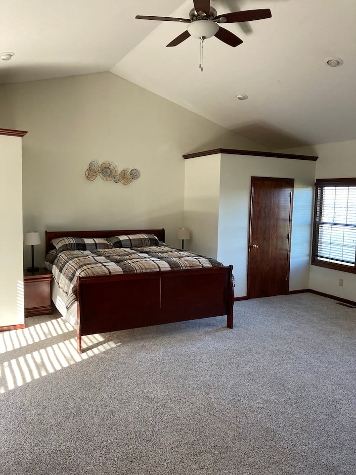 Dormitorio principal del primer piso con cama King