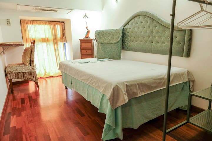 Einzelzimmer mit Fensterbett eineinhalb Quadratmeter typisch neapolitanisch eingerichtet.