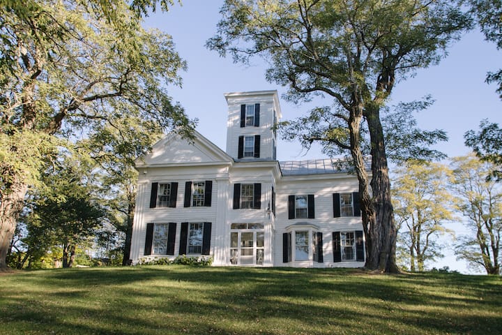 Catskill Mountain House Windham Ski Fenceddog Yard - Hudson Valley, NY