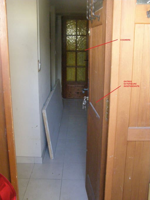 Entrée indépendante menant droit à la chambre