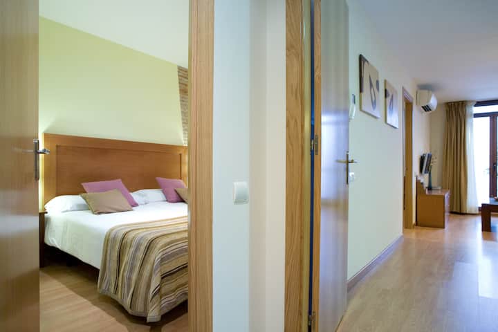 วิวจากถนนทางเข้าภาพรวมของทางเข้า