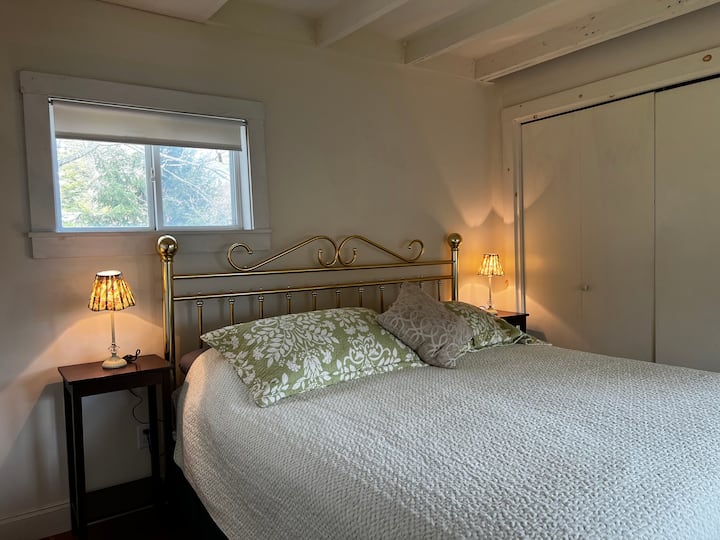 מיטת קינג סייז עם כניסה נפרדת לחצר האחורית.