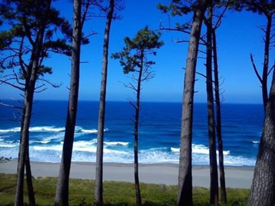 Playa de Frexulfe, esta maravillosa playa escondida por un bosque , muy tranquila y frecuentada por surfistas , aunque hay que tener respeto con sus aguas y no adentrarse demasiado si no se es un buen nadador .Es una maravilla para poder pasear y disfrutar de una comida en el chiringuito pirata de la misma o en el chiringuito del mirador con sus espectaculares vistas