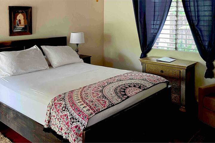 เพียงห้องปกติที่ดีพร้อมที่นอนที่ยอดเยี่ยมเครื่องปรับอากาศใหม่ฝักบัวสปาร้อนที่ดีพร้อมเครื่องฉีดน้ำด้านหลัง เครื่องทำน้ำอุ่นโดยระบบพลังงานแสงอาทิตย์ของเรา 