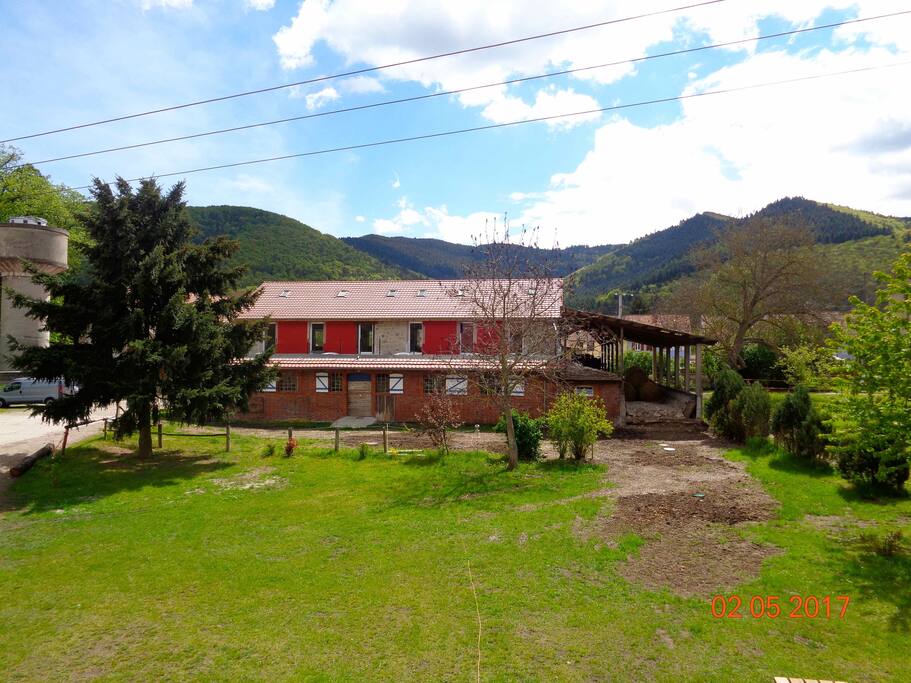 Magnifique cadre, vue arrière avec terrasse 160m2