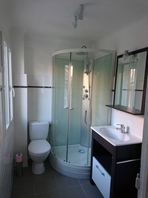 Salle d'eau avec douche multi-jets neuve et WC